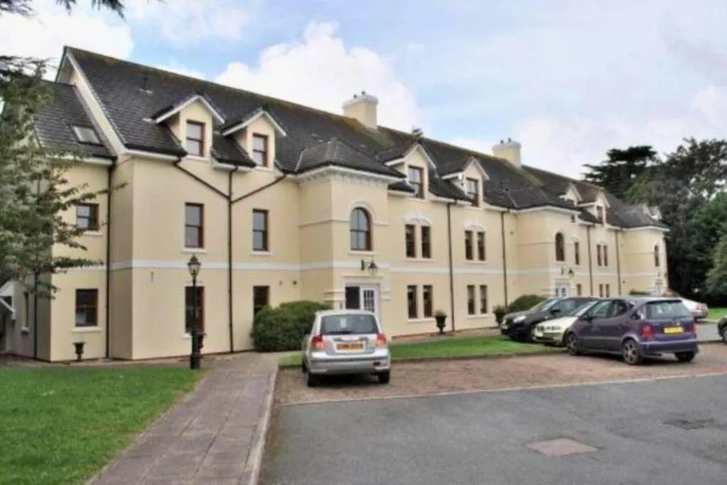 The Elms Apartments - Photo 2