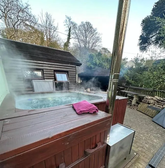 The hot tub by the waterfall - facilities included - Photo 4