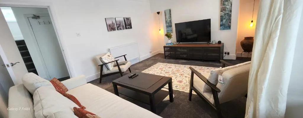 The Spacious Urban Retreat - Photo 2