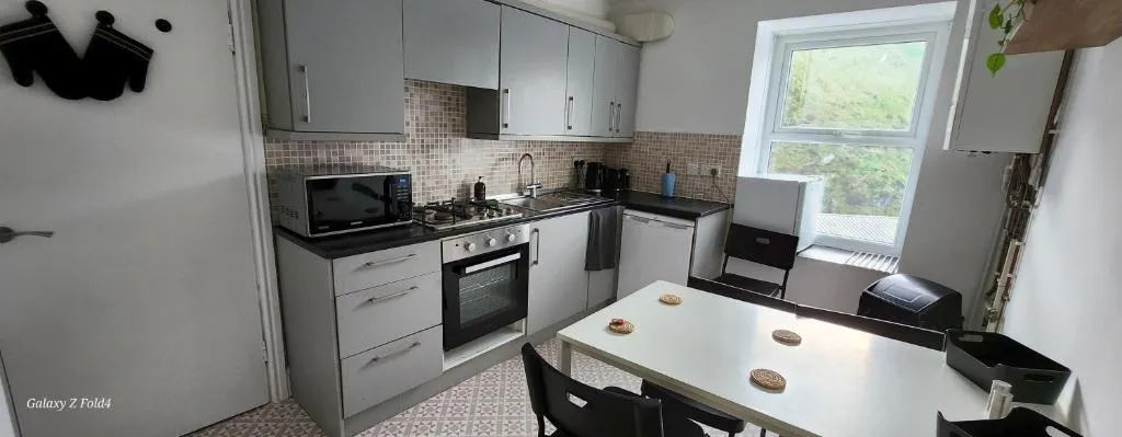 The Spacious Urban Retreat - Photo 3