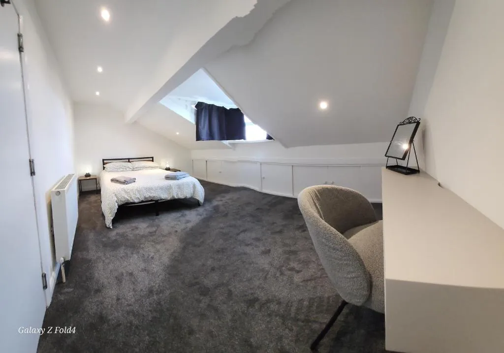 The Spacious Urban Retreat - Photo 5